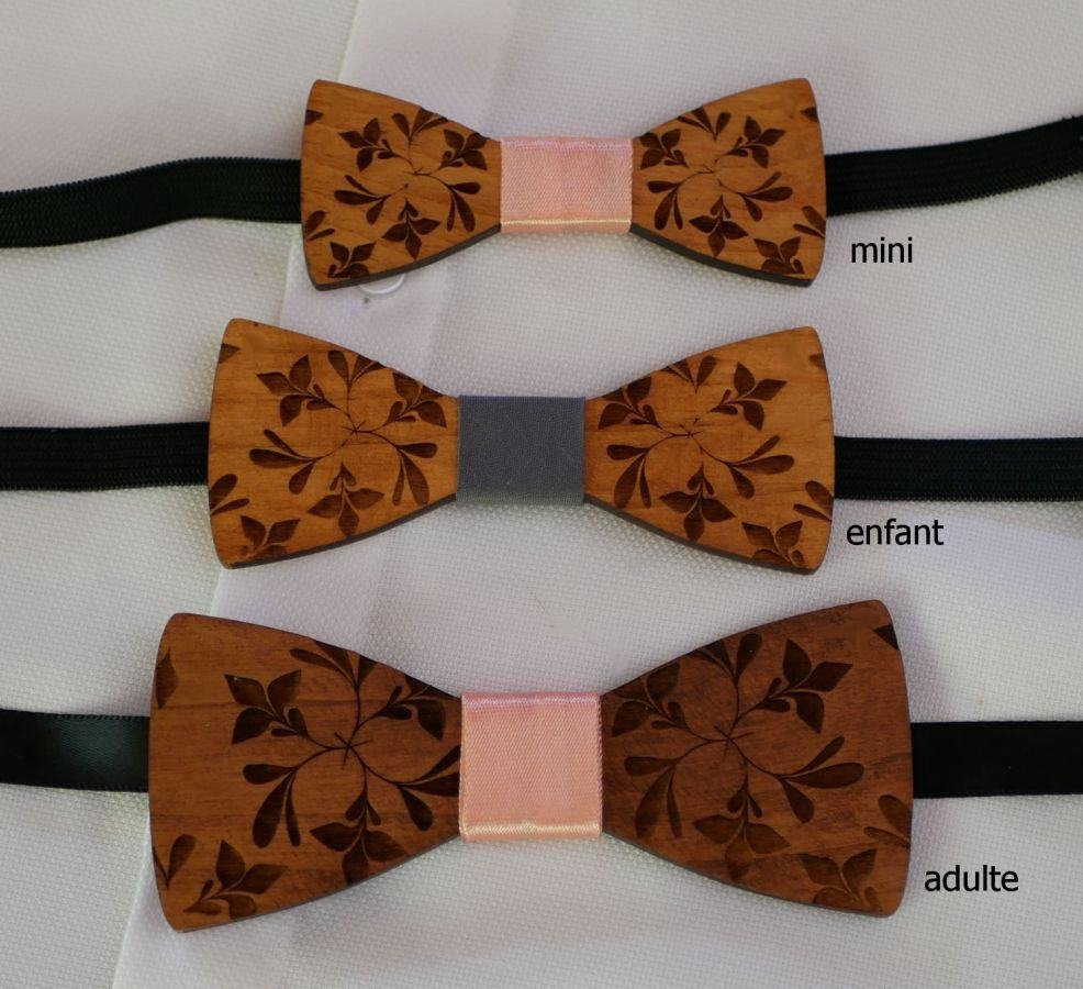 Mini laço de madeira para crianças gravado com flores para ser personalizado com o mesmo modelo para crianças e homens