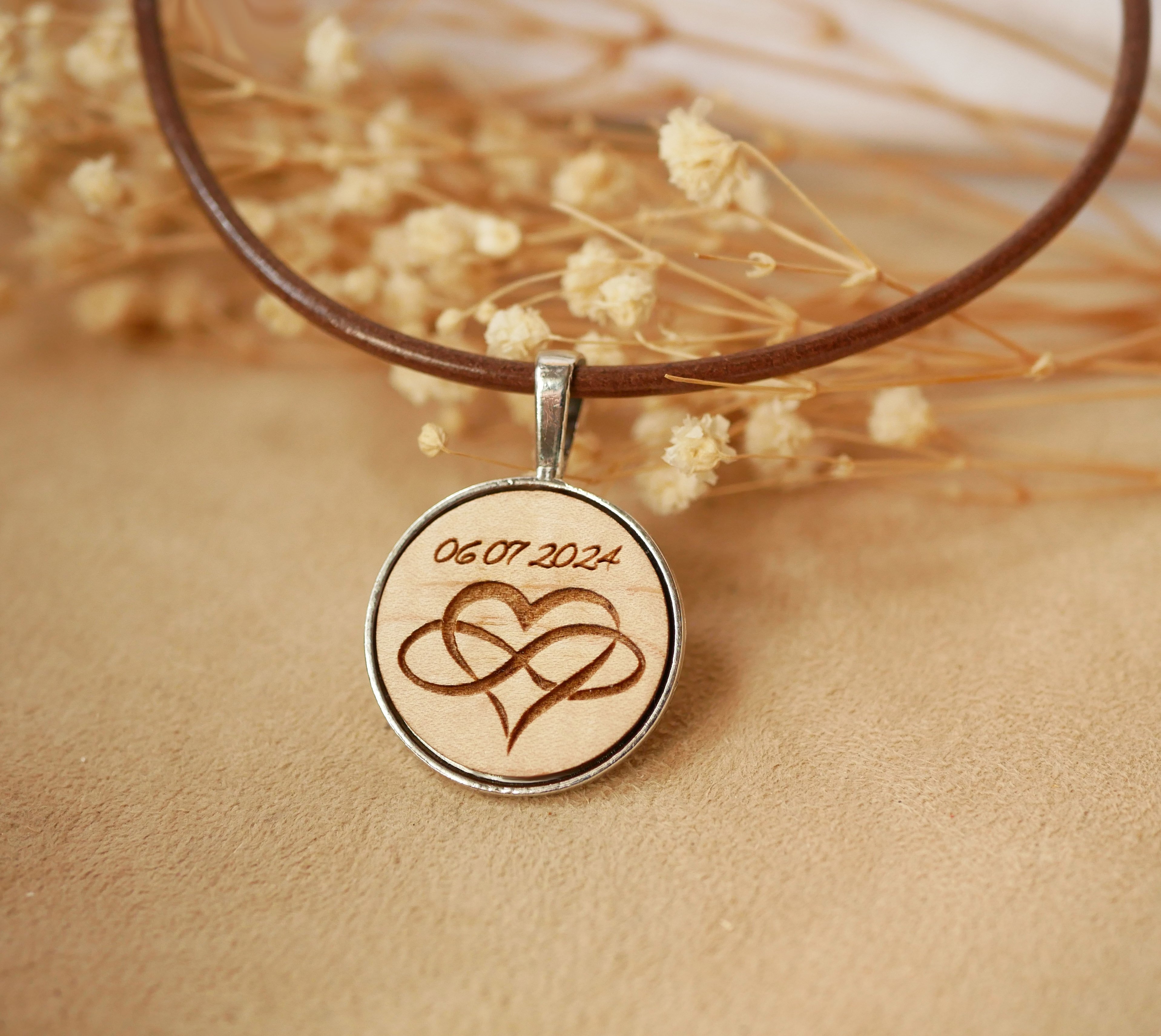 Medalha de madeira gravada num colar europeu de couro para personalizar 