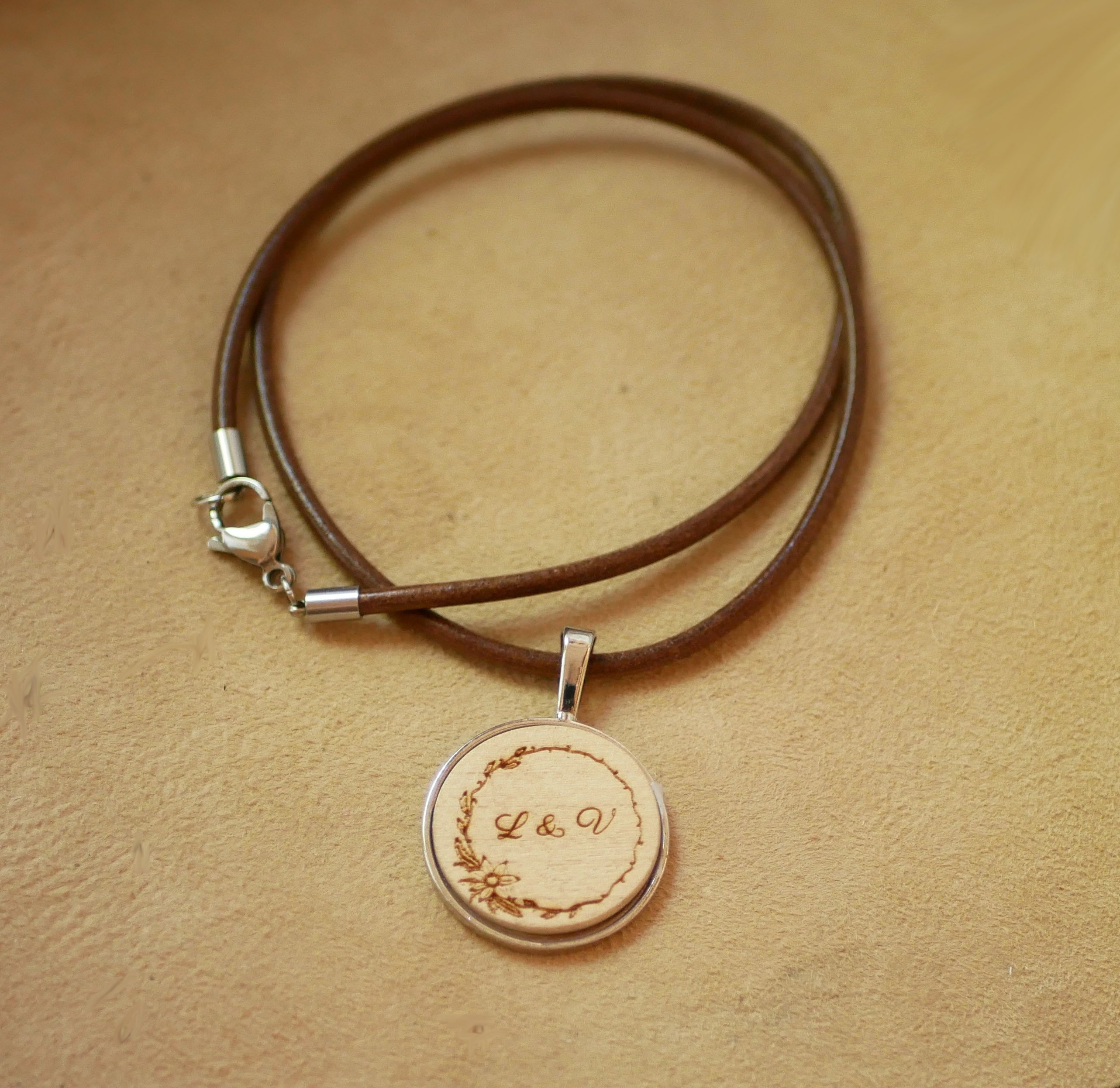 Medalha de madeira gravada num colar europeu de couro para personalizar 