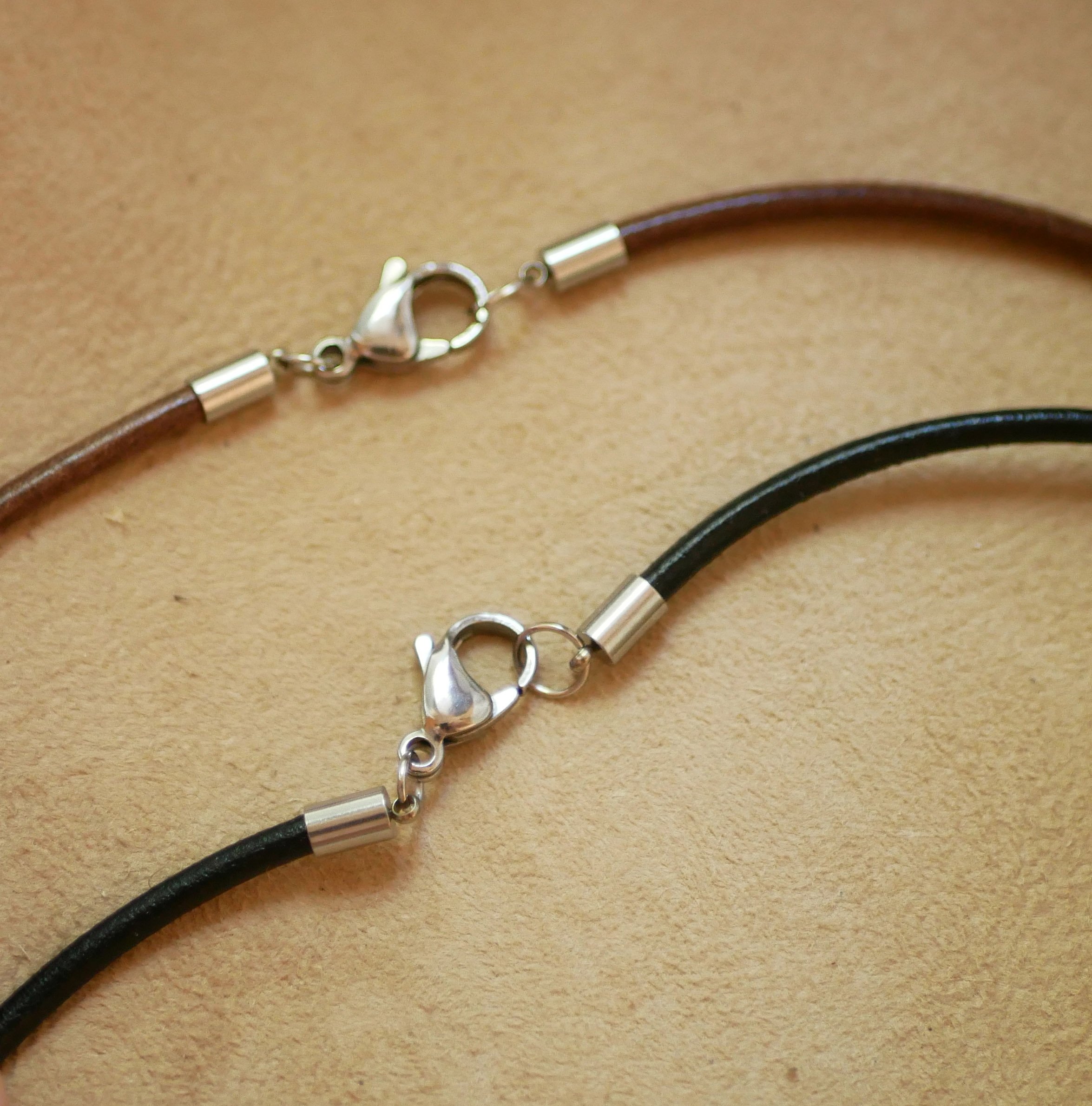 Medalha de madeira gravada num colar europeu de couro para personalizar 