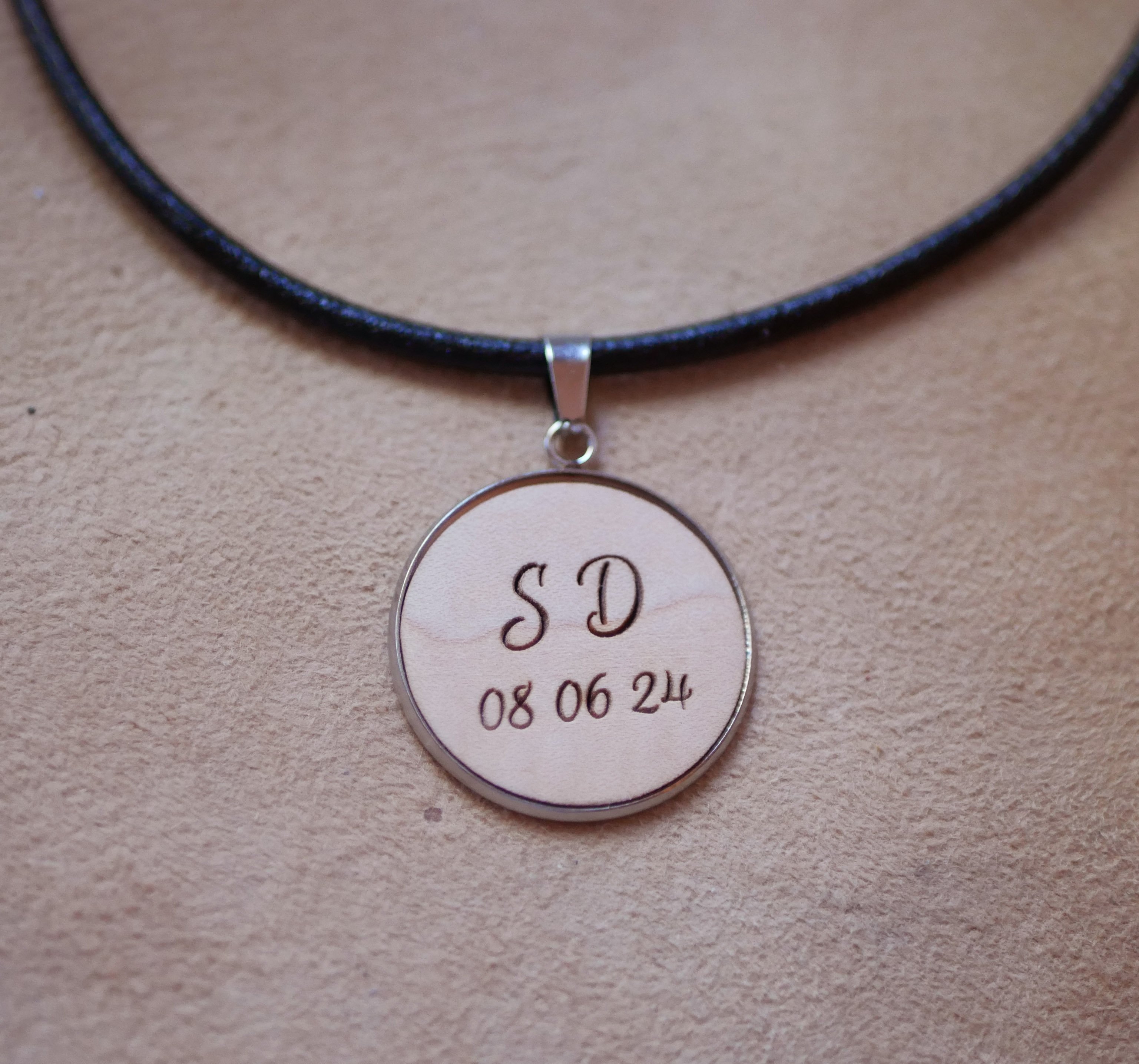 Medalha de madeira gravada num colar europeu de couro para personalizar 