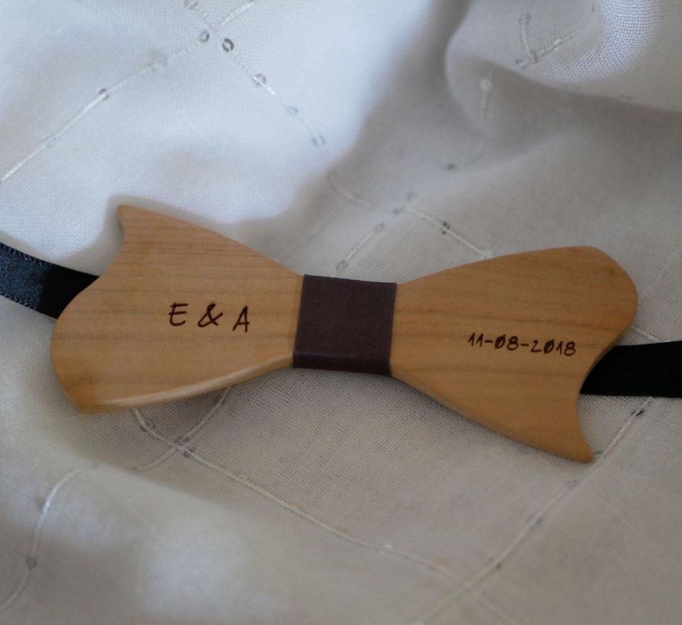 Laço original assimétrico em madeira de cerejeira para personalizar