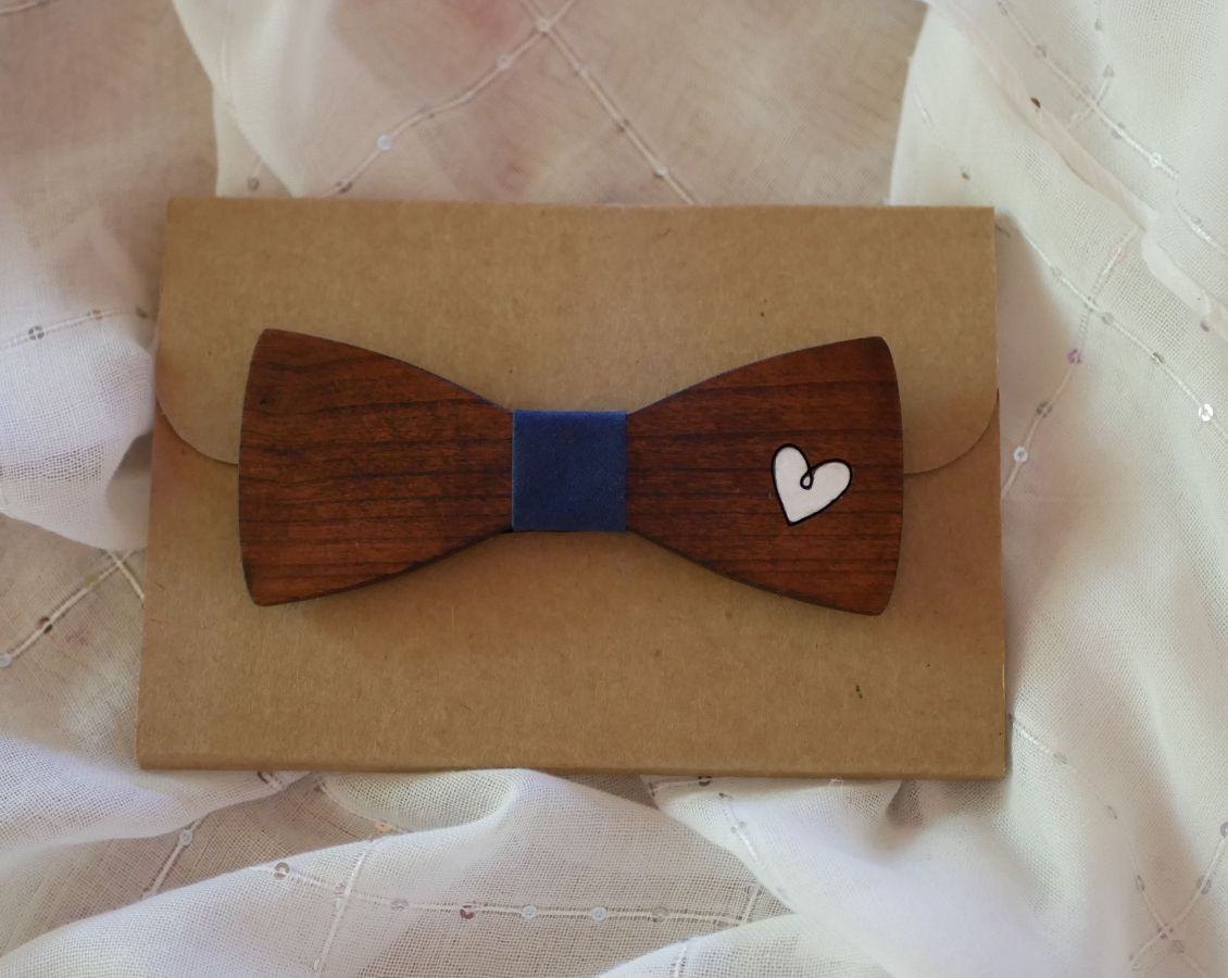 Gravata de laço de madeira com coração gravado e pintado para ser personalizado em França