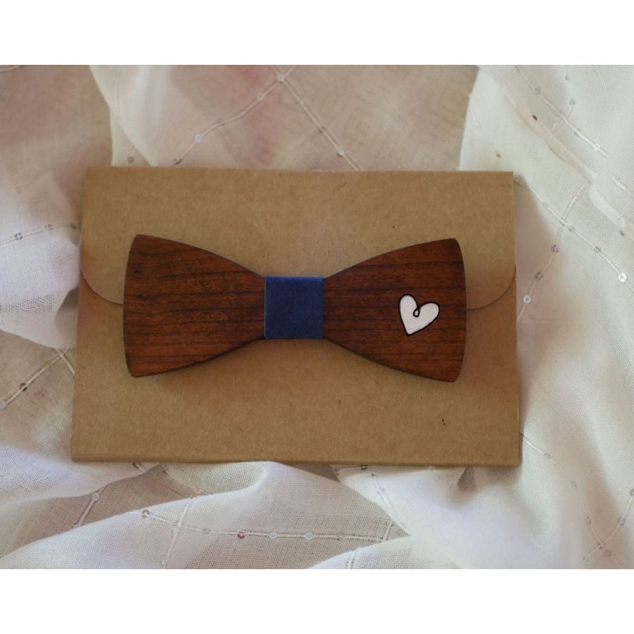 Gravata de laço de madeira com coração gravado e pintado para ser personalizado em França