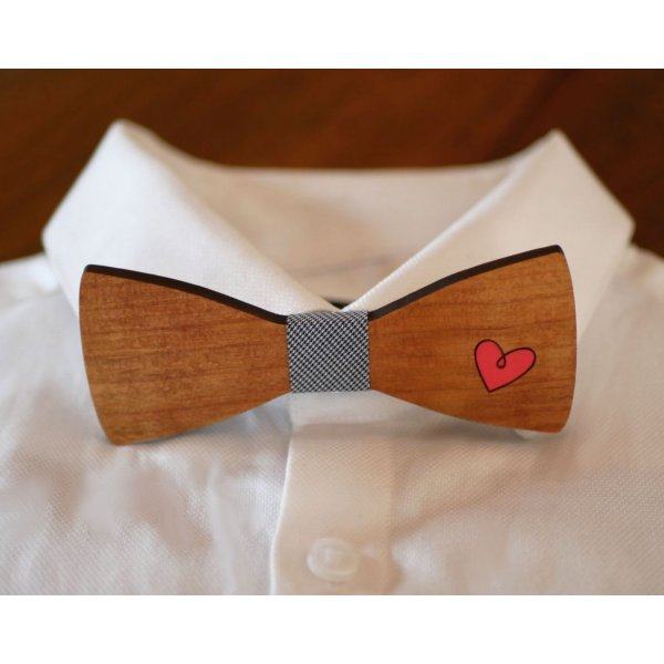 Gravata de la&ccedil;o de madeira com cora&ccedil;&atilde;o gravado e pintado para ser personalizado em Fran&ccedil;a