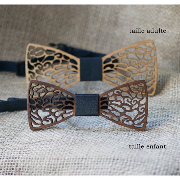 La&ccedil;o de madeira com renda fina e cora&ccedil;&atilde;o escondido