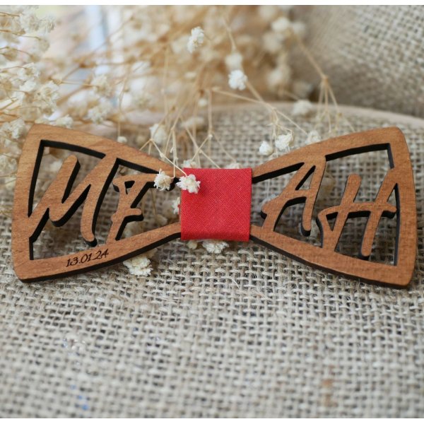 La&ccedil;o duplo em madeira com iniciais personalizadas a c&eacute;u aberto