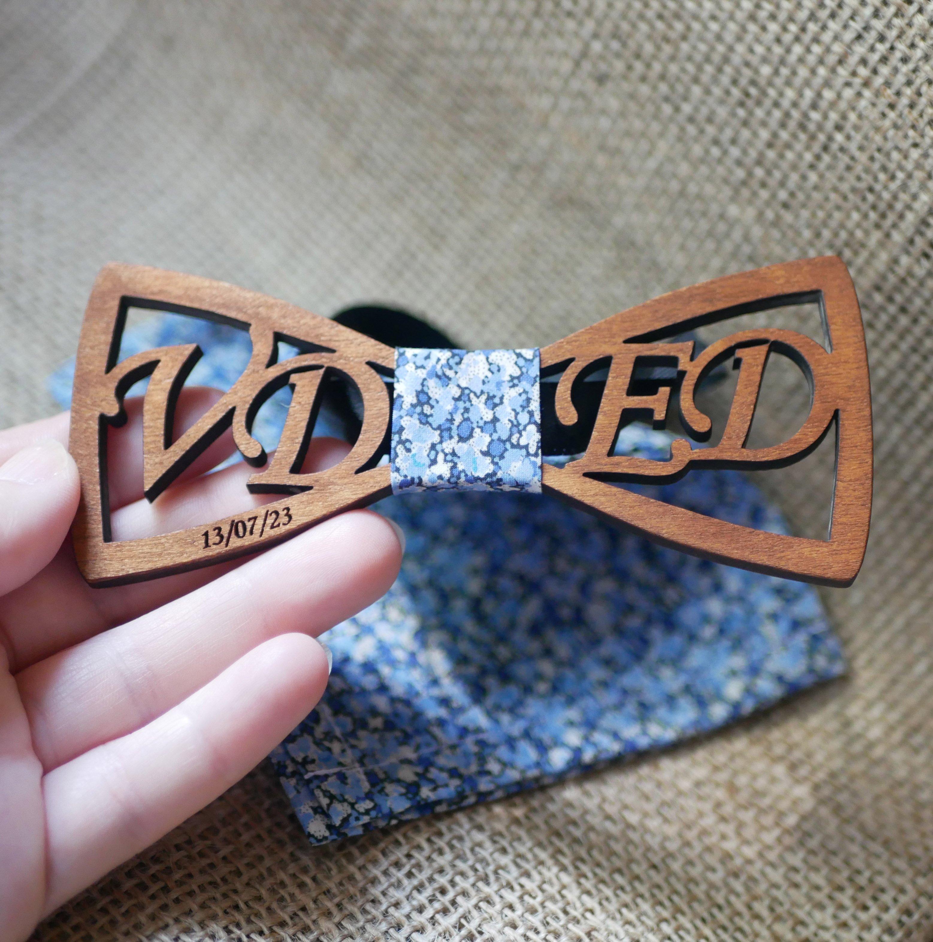 La&ccedil;o duplo em madeira com iniciais personalizadas a c&eacute;u aberto