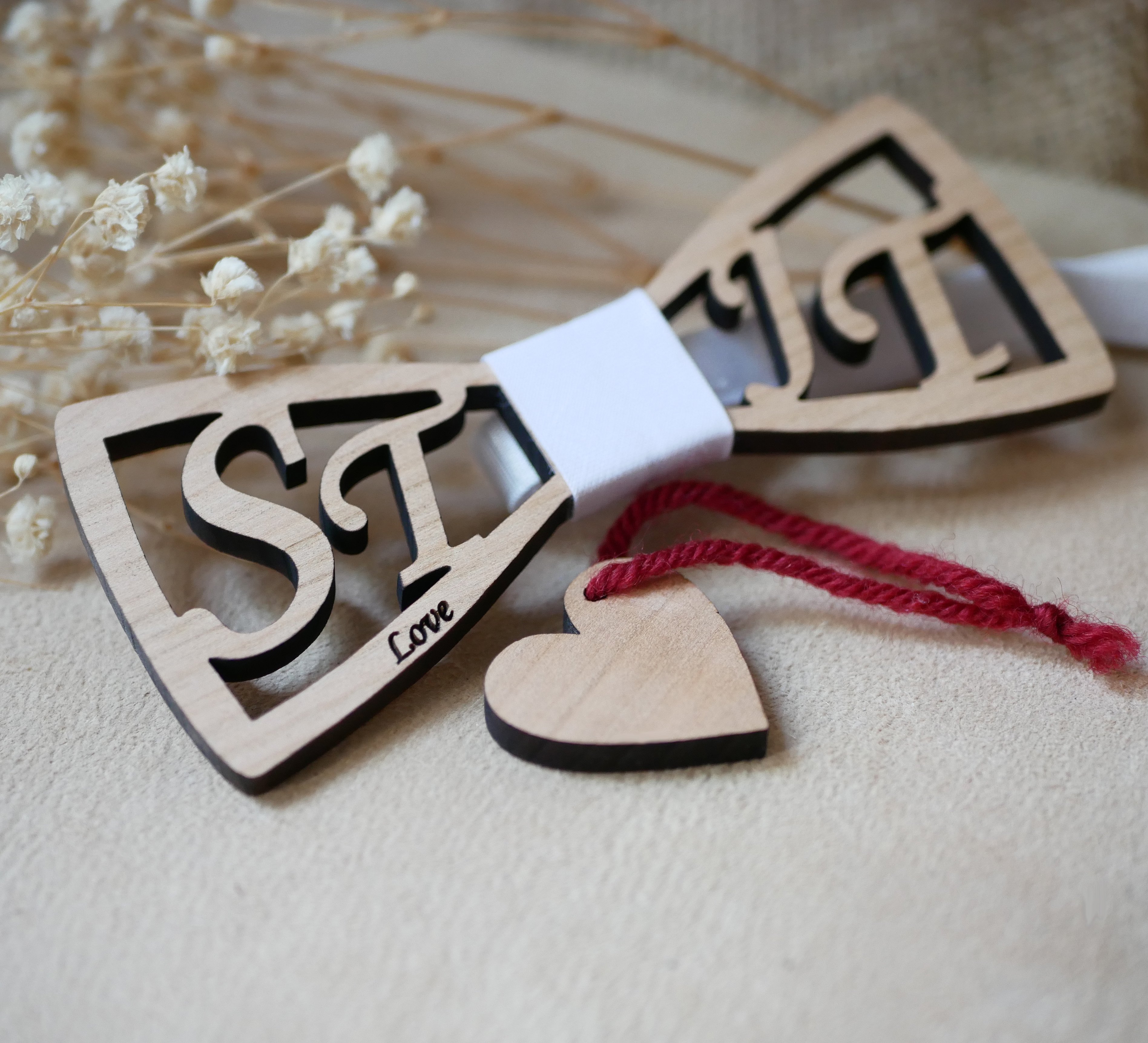 La&ccedil;o duplo em madeira com iniciais personalizadas a c&eacute;u aberto