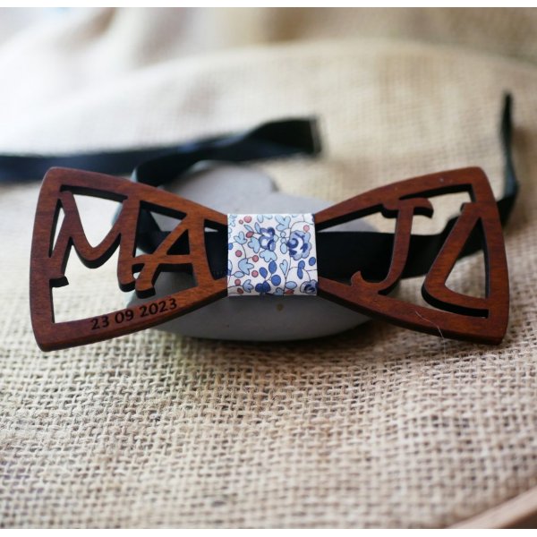 La&ccedil;o duplo em madeira com iniciais personalizadas a c&eacute;u aberto