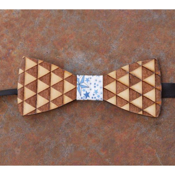 Gravata de la&ccedil;o de madeira gravada com tri&acirc;ngulos