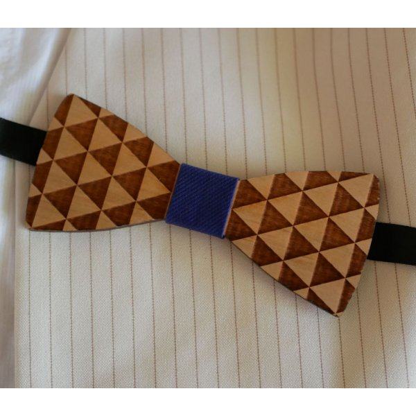 Gravata de la&ccedil;o de madeira gravada com tri&acirc;ngulos