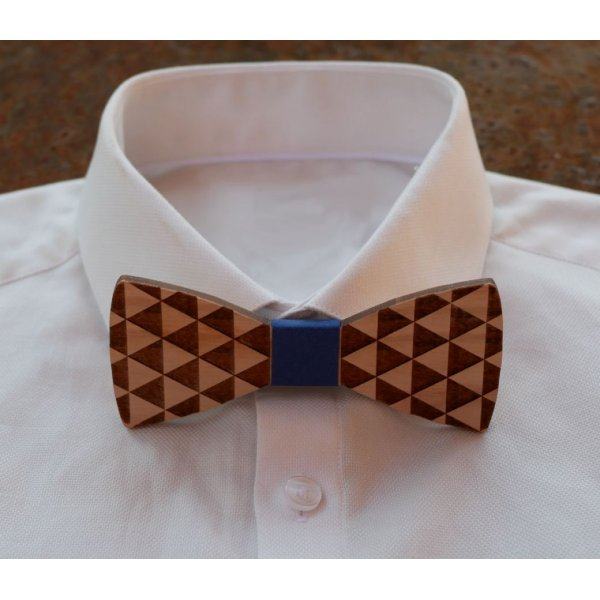 Gravata de la&ccedil;o de madeira gravada com tri&acirc;ngulos