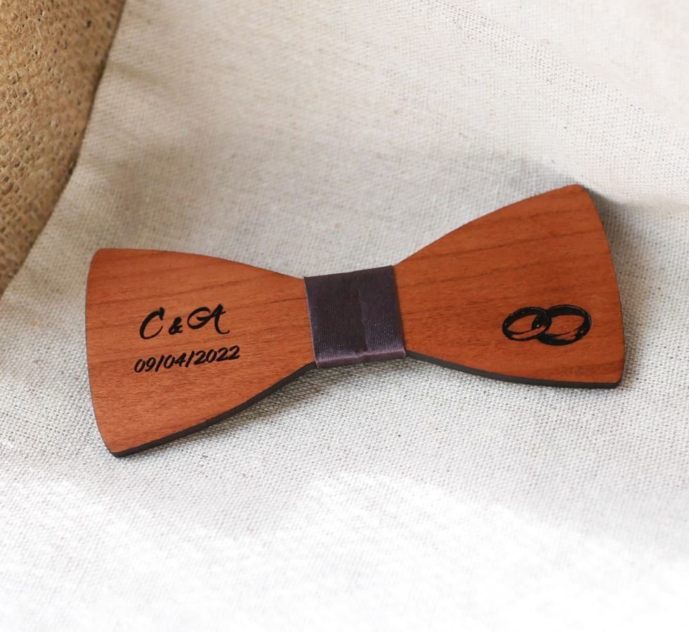 Gravata-borboleta de madeira para casamento gravada com anéis de casamento feitos em França