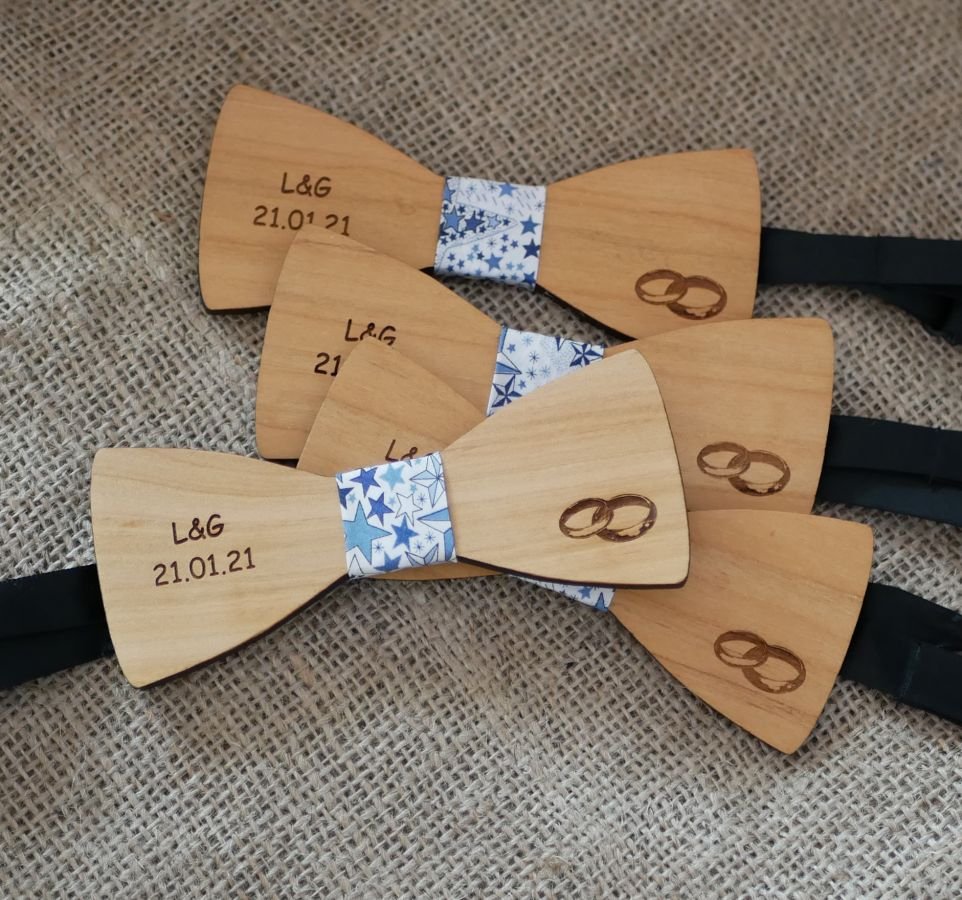 Gravata-borboleta de madeira para casamento gravada com anéis de casamento feitos em França