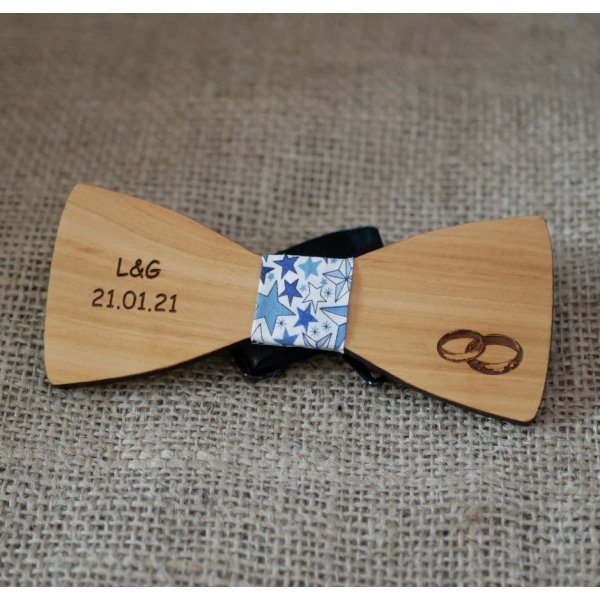 Gravata-borboleta de madeira para casamento gravada com an&eacute;is de casamento feitos em Fran&ccedil;a