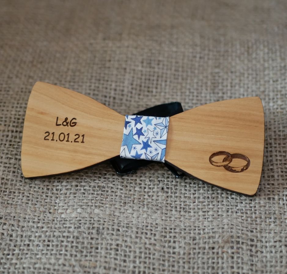 Gravata-borboleta de madeira para casamento gravada com anéis de casamento feitos em França