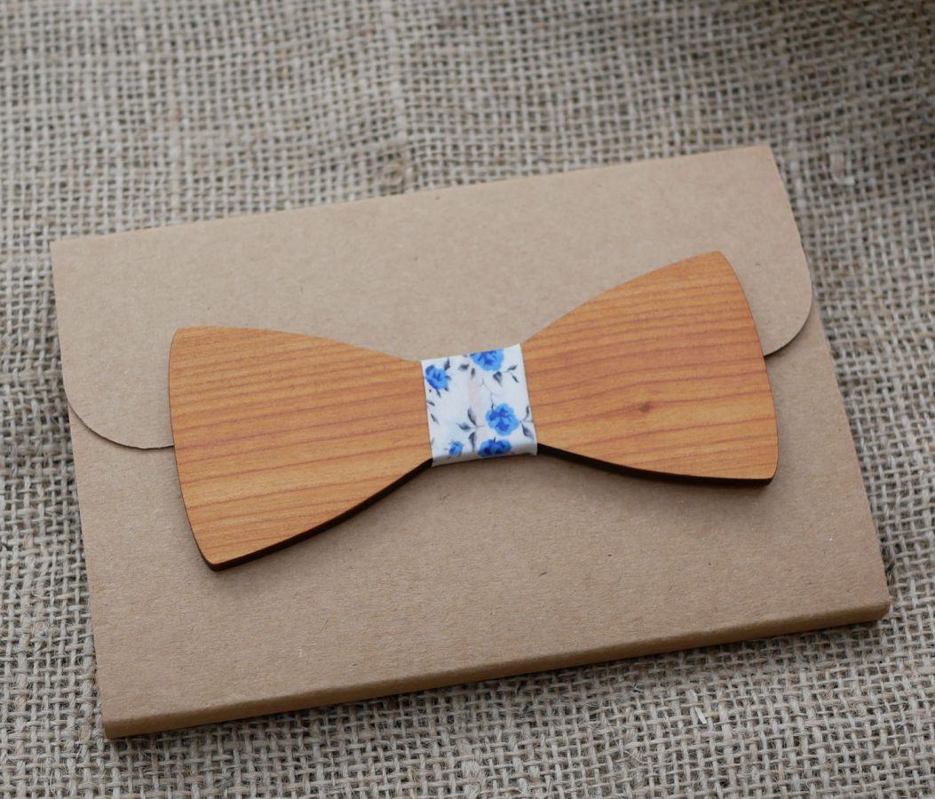Gravata-borboleta de madeira para casamento gravada com anéis de casamento feitos em França