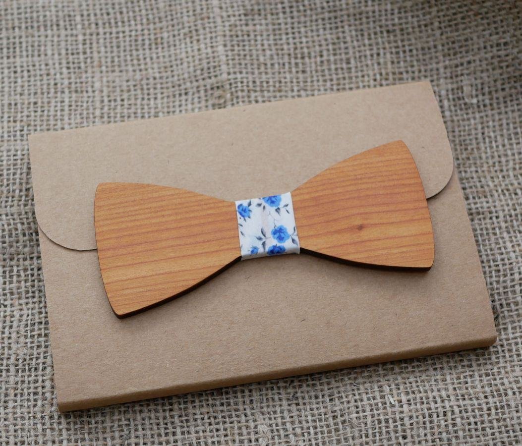 Gravata-borboleta de madeira para casamento gravada com anéis de casamento feitos em França