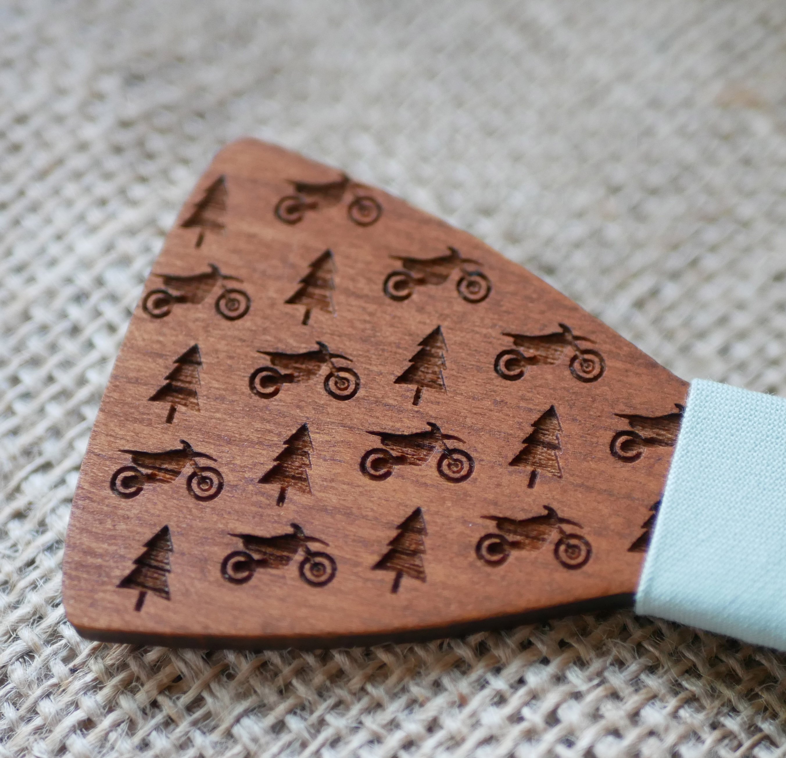 Gravata de laço de madeira com mini design gravado para personalizar feita em França