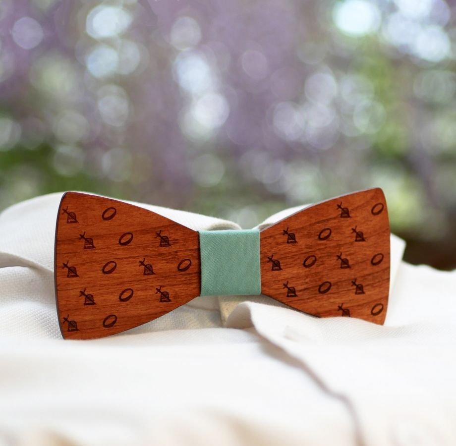 Gravata de laço de madeira com mini design gravado para personalizar feita em França