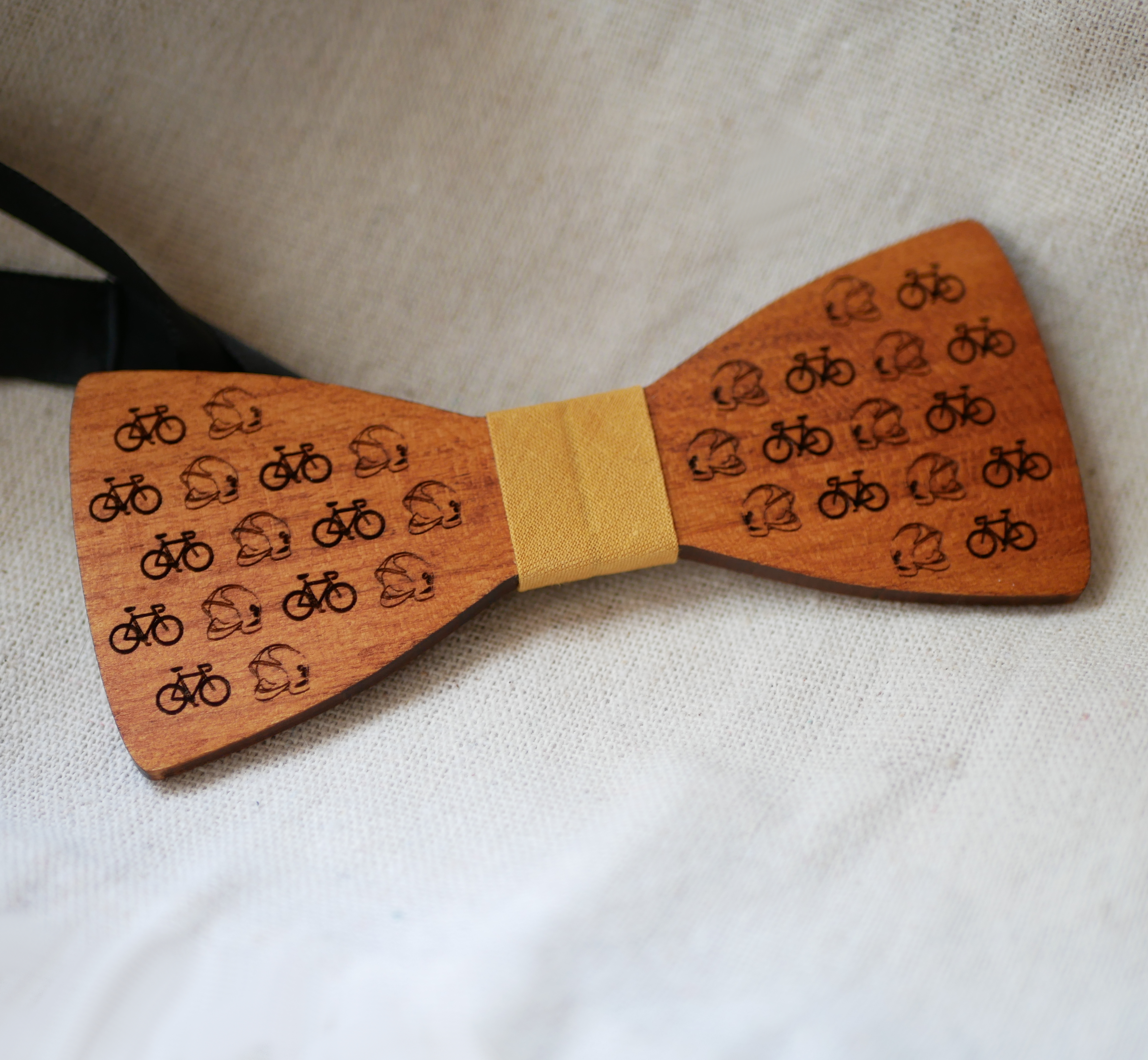 Gravata de laço de madeira com mini design gravado para personalizar feita em França