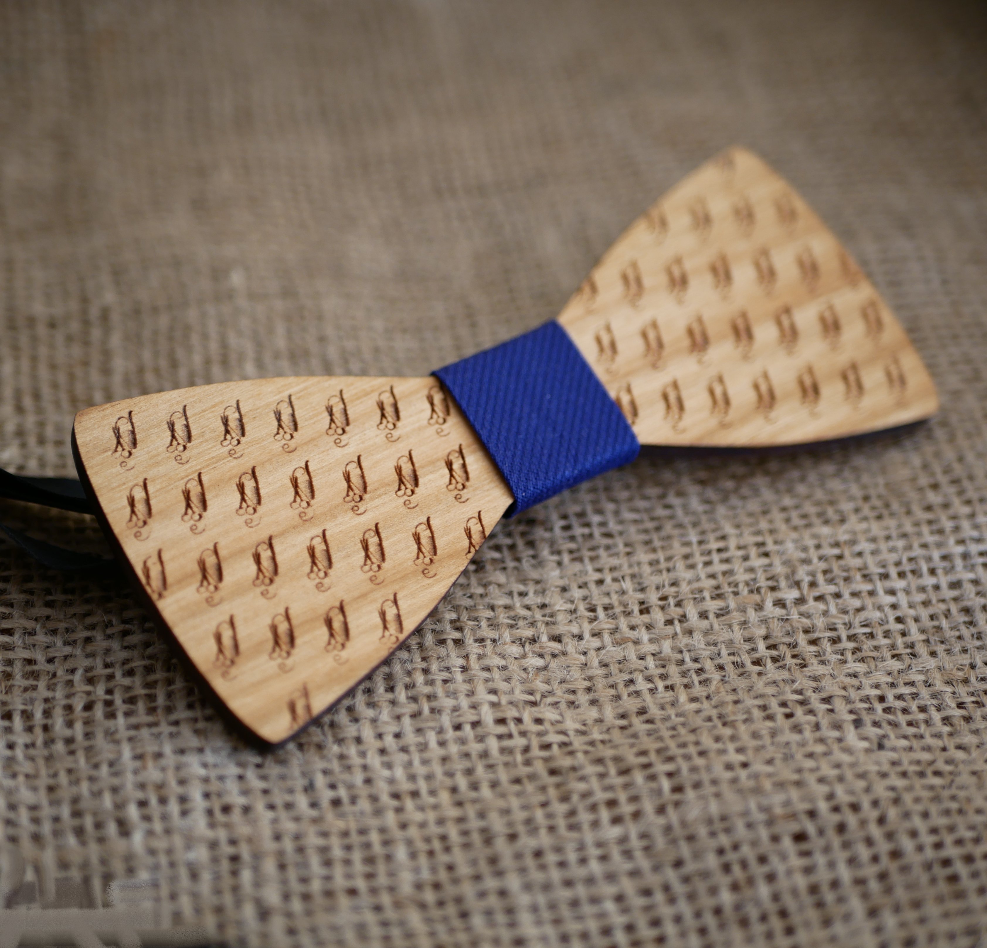 Gravata de laço de madeira com mini design gravado para personalizar feita em França