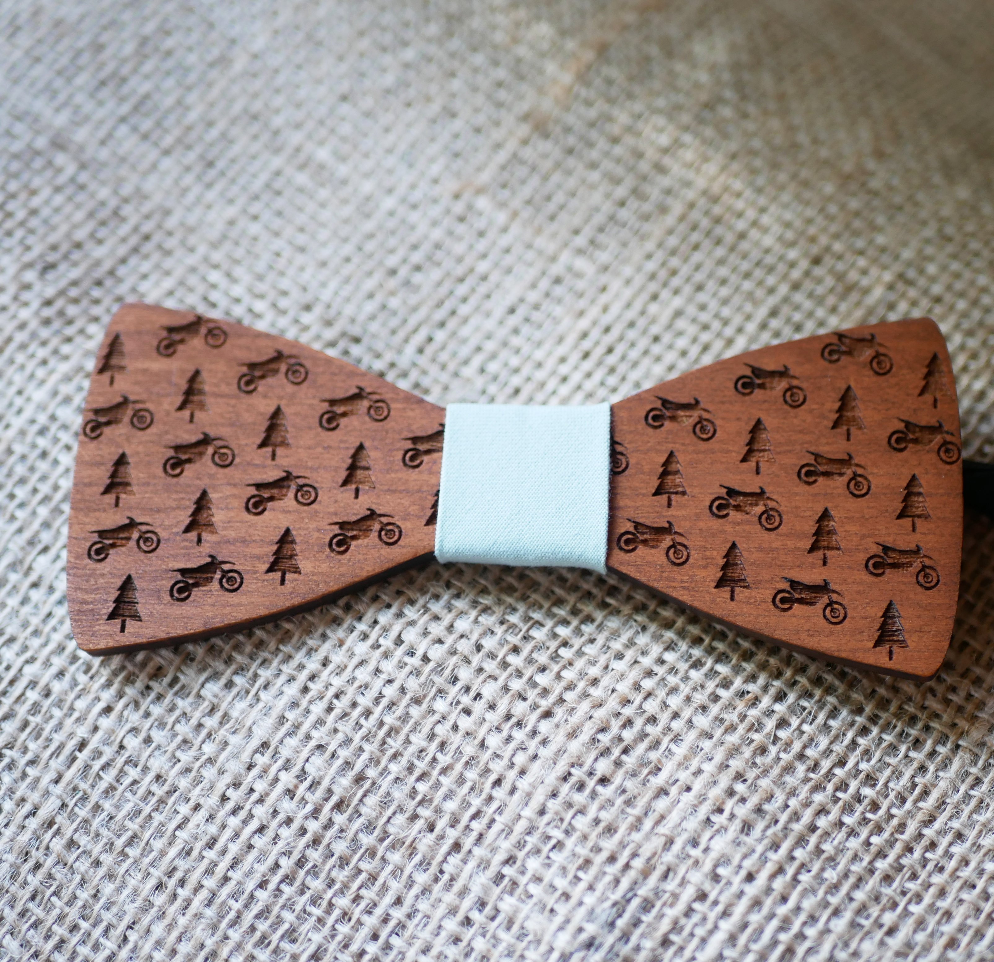 Gravata de laço de madeira com mini design gravado para personalizar feita em França