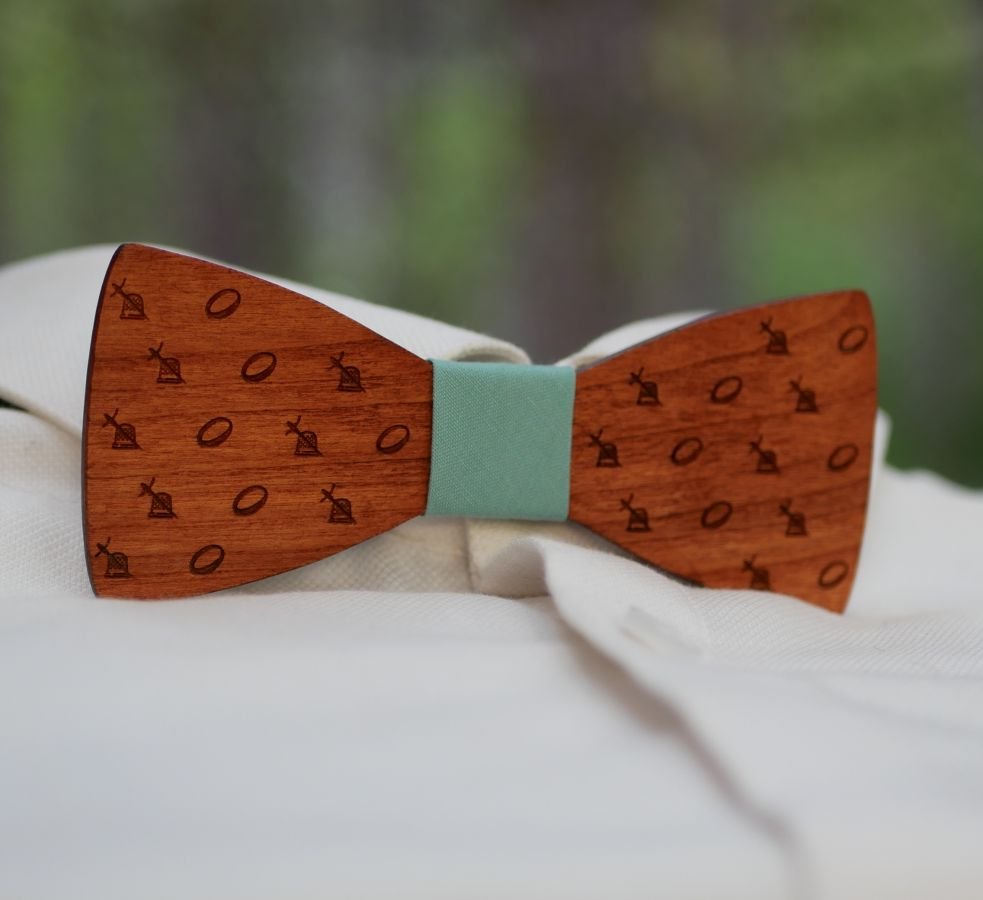 Gravata de laço de madeira com mini design gravado para personalizar feita em França