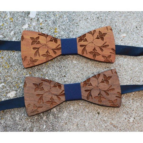 Gravata de la&ccedil;o de madeira gravada com flores grandes para personalizar
