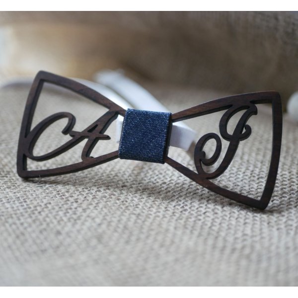 Gravata de la&ccedil;o de madeira personalizada com 2 iniciais