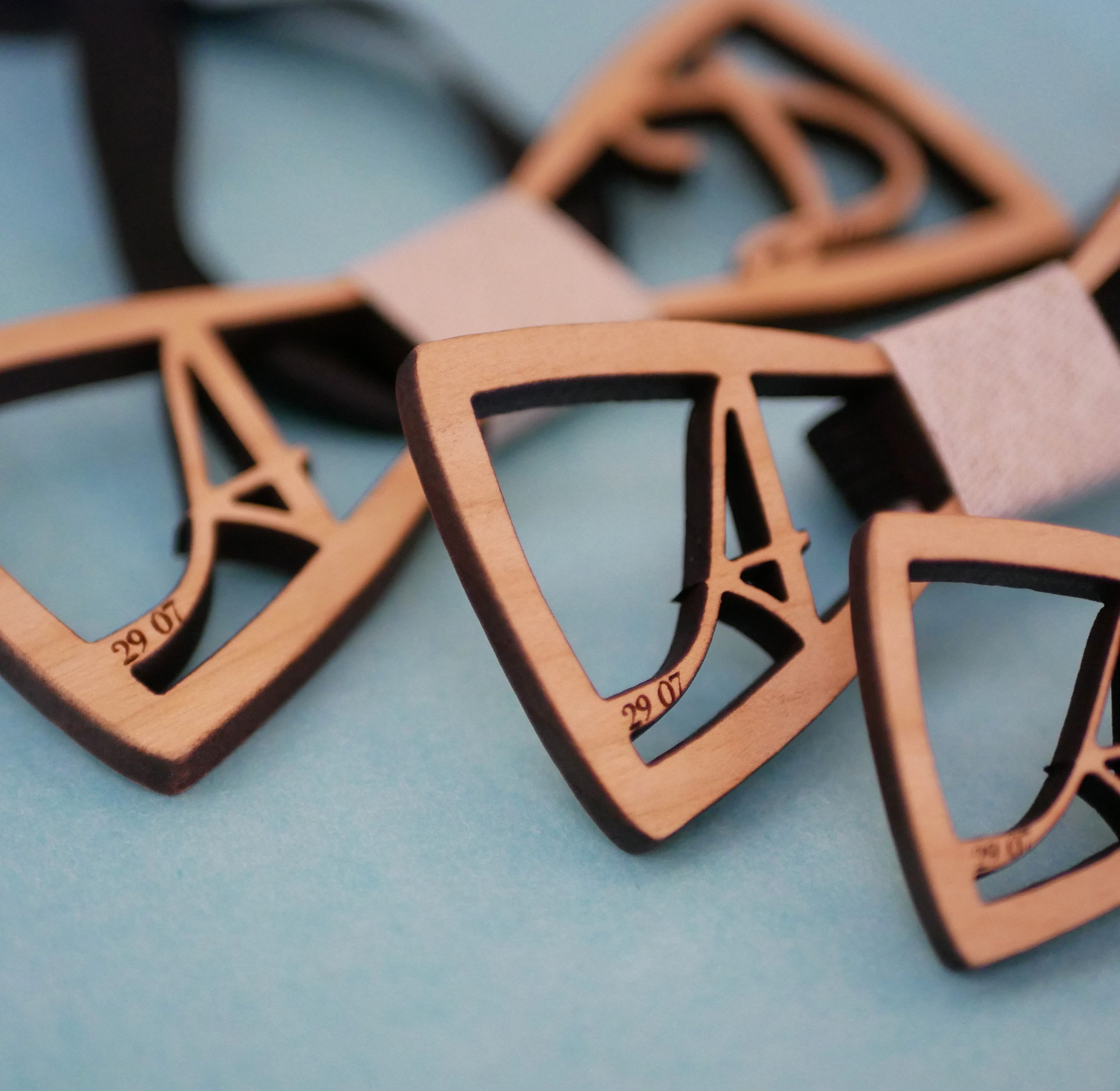 La&ccedil;o de madeira personalizado com 2 iniciais para crian&ccedil;a