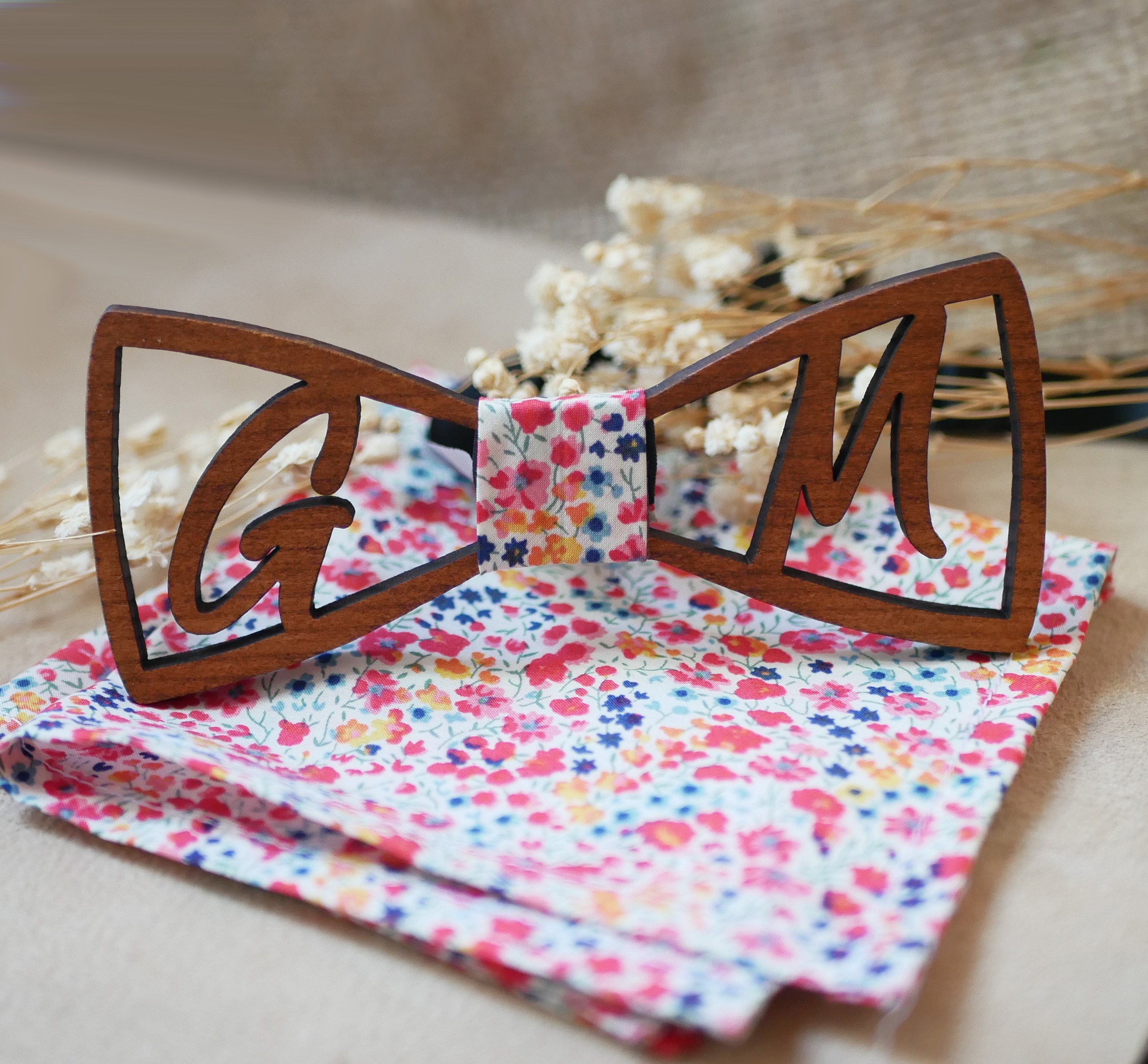 Gravata de la&ccedil;o de madeira personalizada com 2 iniciais