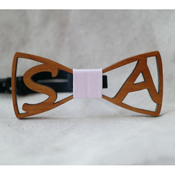 Gravata de la&ccedil;o de madeira personalizada com 2 iniciais