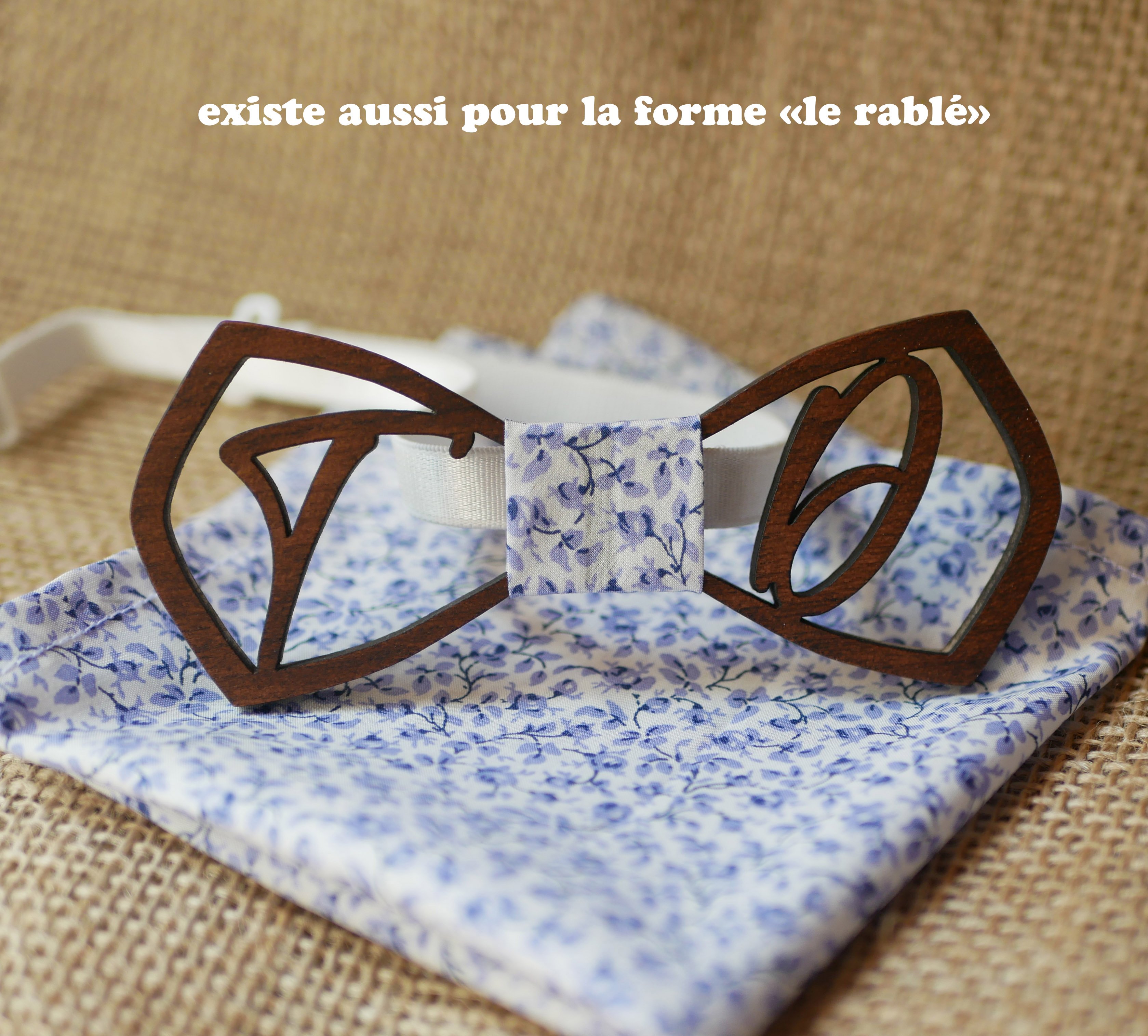 Gravata de la&ccedil;o de madeira personalizada com 2 iniciais