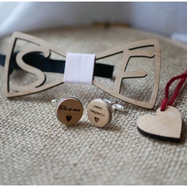 Gravata de la&ccedil;o de madeira personalizada com 2 iniciais