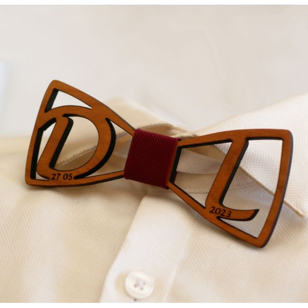 Gravata de la&ccedil;o de madeira personalizada com 2 iniciais