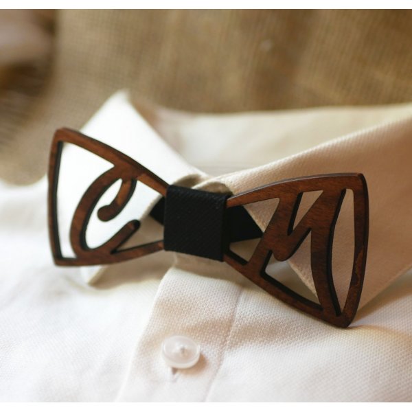 Gravata de la&ccedil;o de madeira personalizada com 2 iniciais
