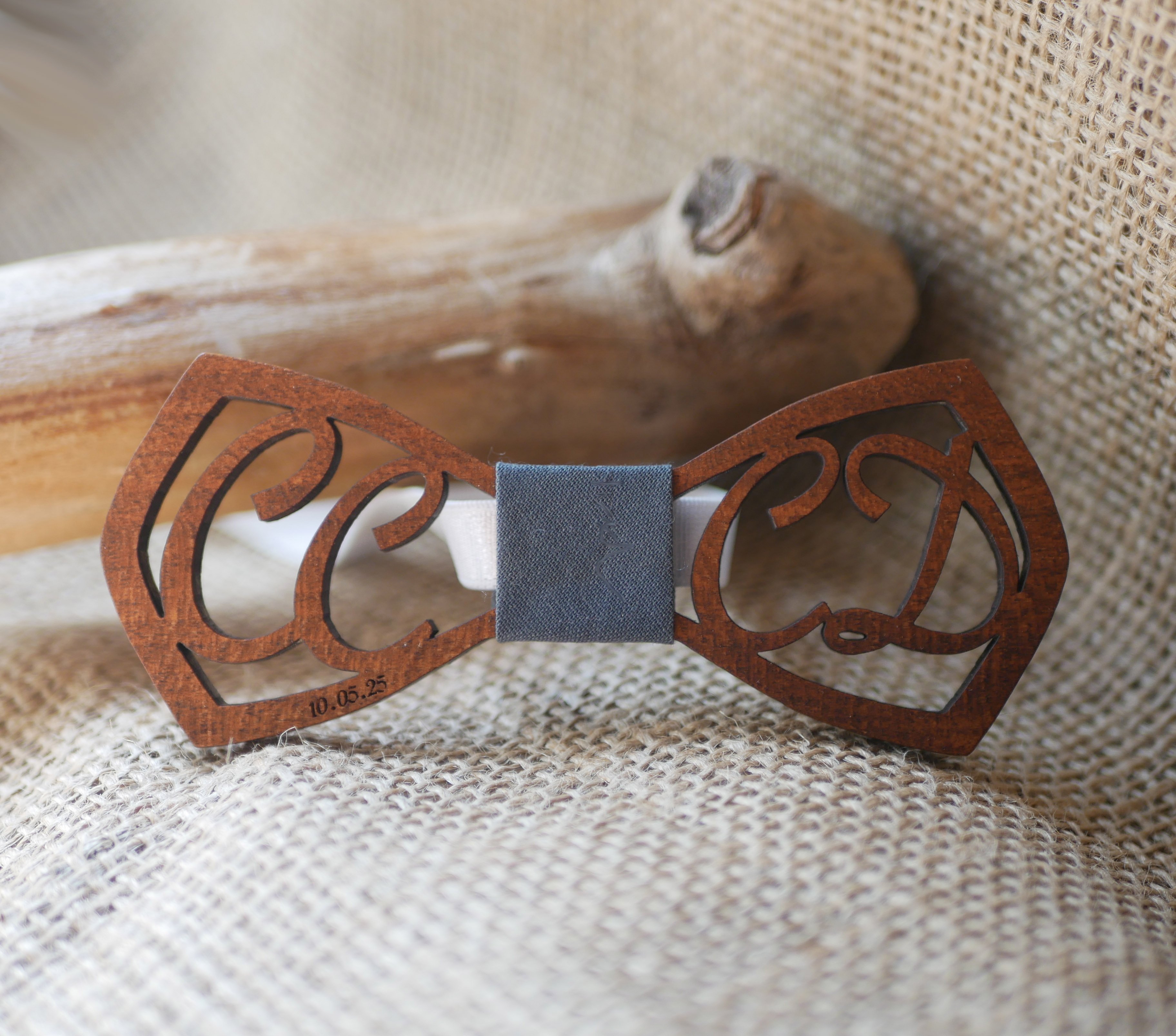 La&ccedil;o de madeira Le Rabl&eacute; com iniciais duplas personalizadas