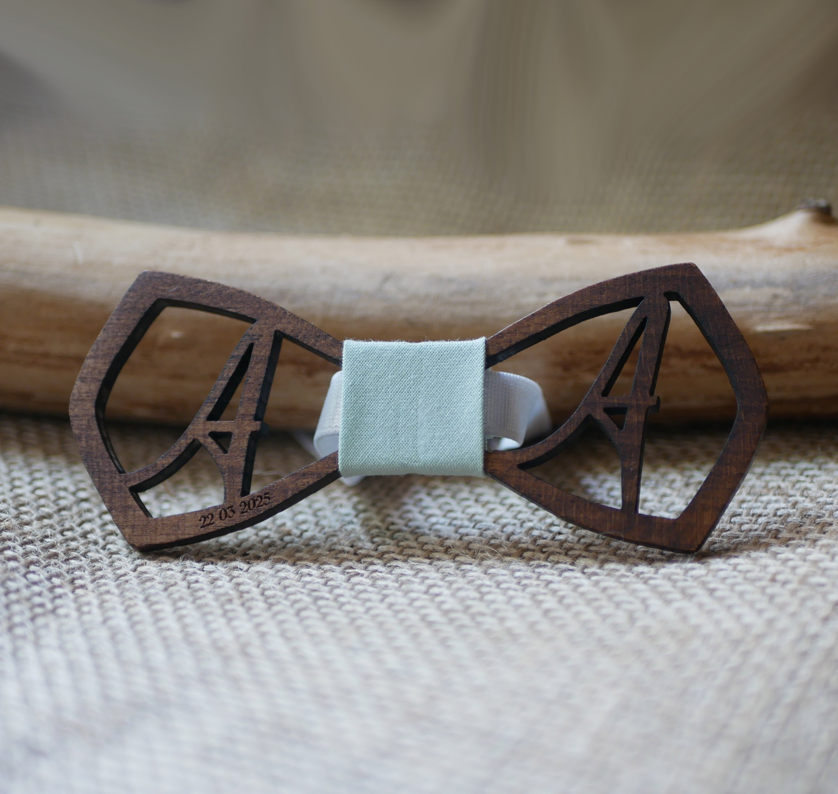 La&ccedil;o de madeira "le rabl&eacute;" personalizado com 2 iniciais a c&eacute;u aberto