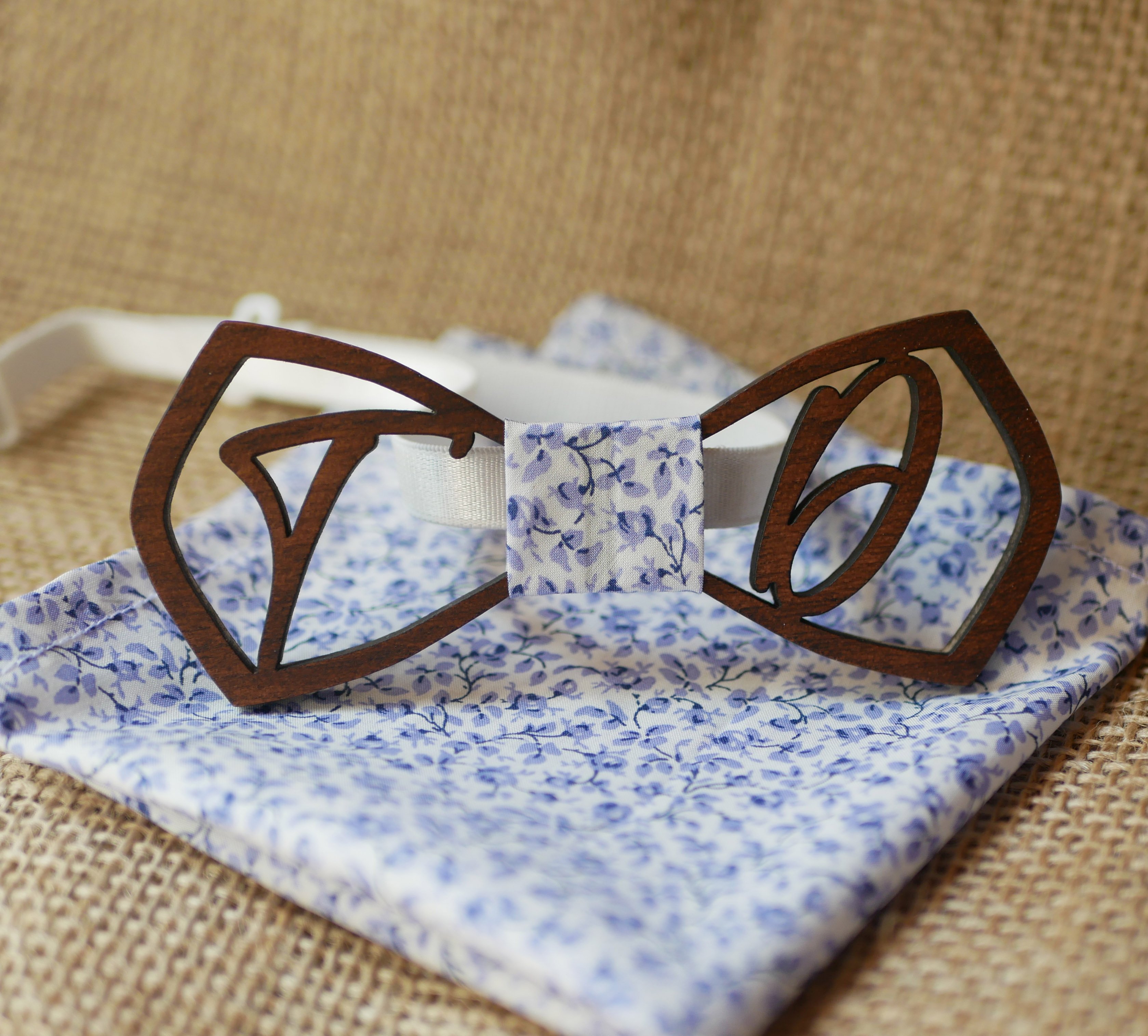 La&ccedil;o de madeira "le rabl&eacute;" personalizado com 2 iniciais a c&eacute;u aberto