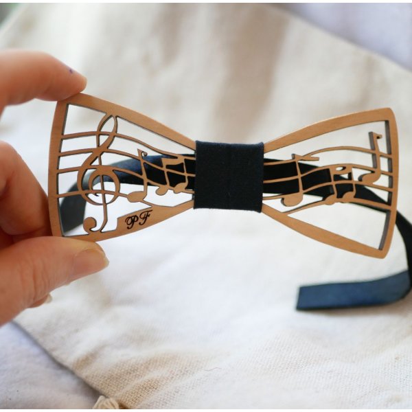 La&ccedil;o de madeira com tema musical, partitura e clave de sol tripla, personaliz&aacute;vel