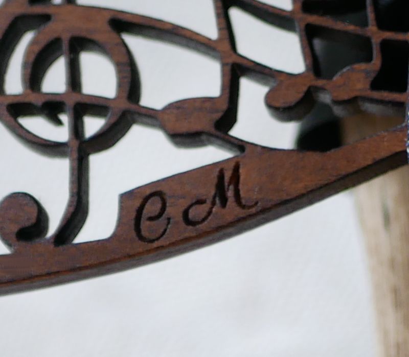 Laço de madeira com tema musical, partitura e clave de sol tripla, personalizável