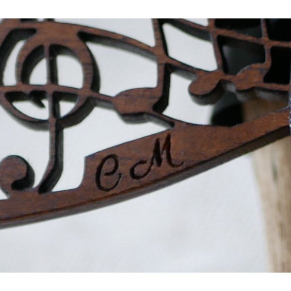 Laço de madeira com tema musical, partitura e clave de sol tripla, personalizável