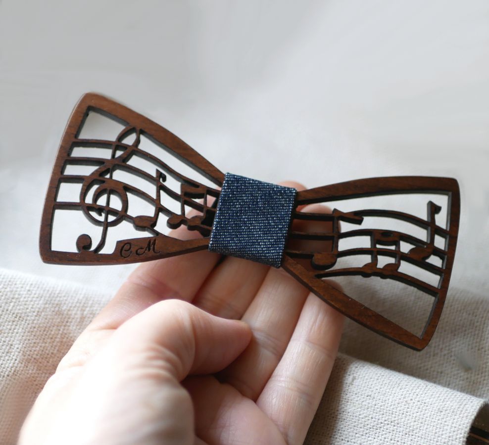 Laço de madeira com tema musical, partitura e clave de sol tripla, personalizável