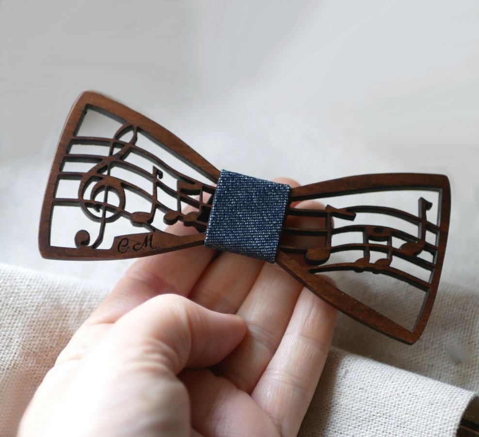 Laço de madeira com tema musical, partitura e clave de sol tripla, personalizável