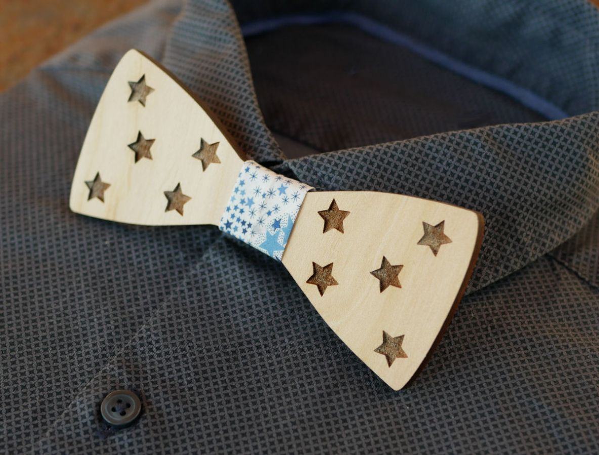 Gravata de laço de madeira com estrelas para personalizar feita em França