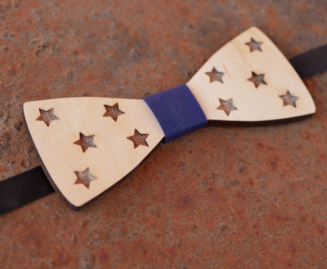 Gravata de laço de madeira com estrelas para personalizar feita em França