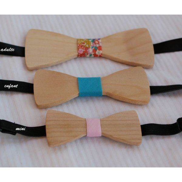 La&ccedil;o com bordos rectos em madeira natural francesa a personalizar atrav&eacute;s de gravura feita em Fran&ccedil;a