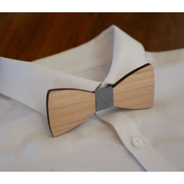 La&ccedil;o com bordos rectos em madeira natural francesa a personalizar atrav&eacute;s de gravura feita em Fran&ccedil;a